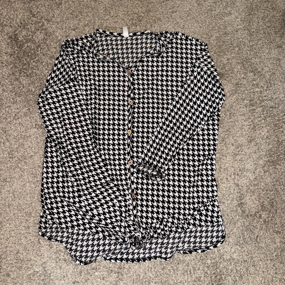 Tops - Black and White Houndstooth Button-Up Shirt